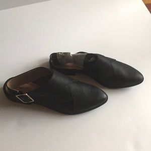 Flat w/ small platform heel. Fastens around ankle